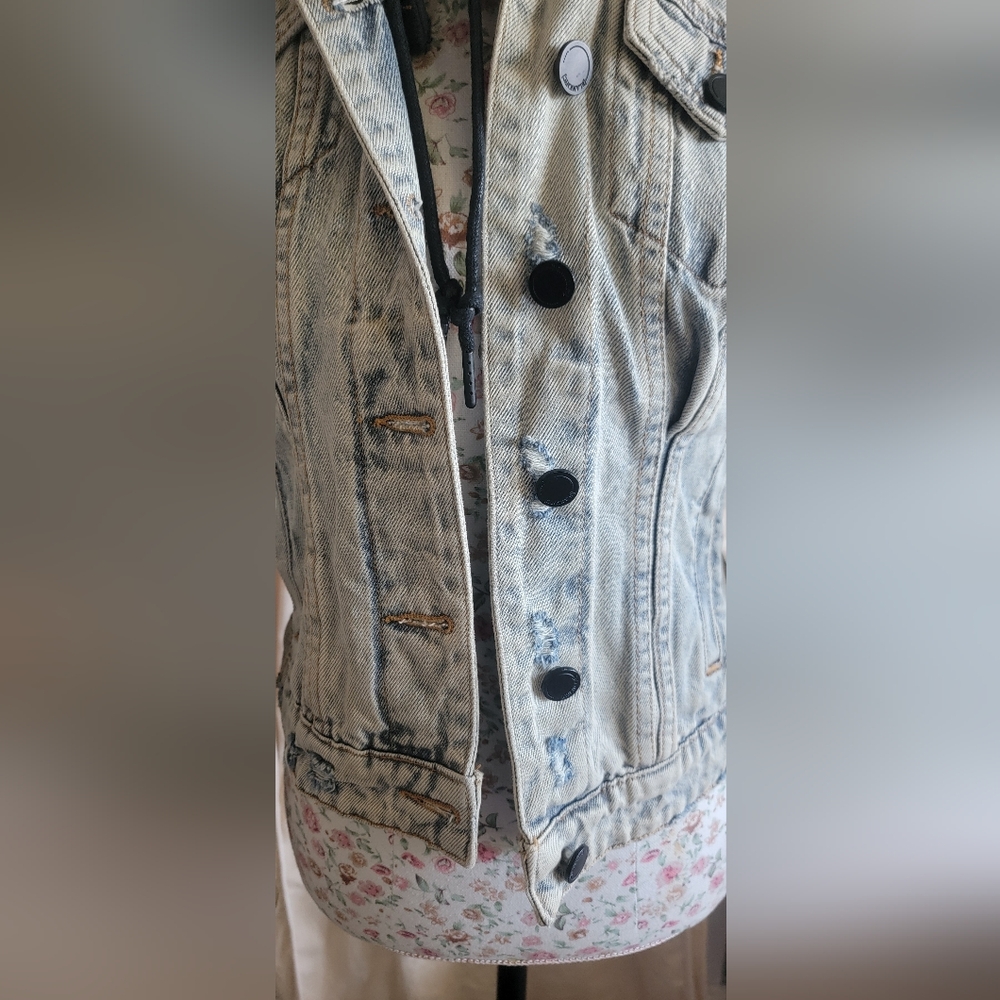 Blank NYC Light Wash Denim with Gold Stitching Size Small - Picture 2 of 13